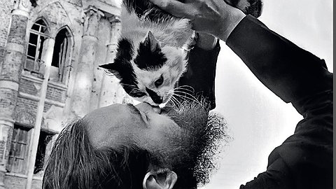 «Мурка поднимается на амвон, в алтарь и через минуту выходит»